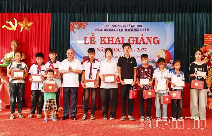 Đồng chí Phó Bí thư Tỉnh ủy, Chủ tịch HĐND tỉnh Bùi Đức Hinh trao quà tặng các học sinh có hoàn cảnh đặc biệt khó khăn nhân dịp năm học mới.