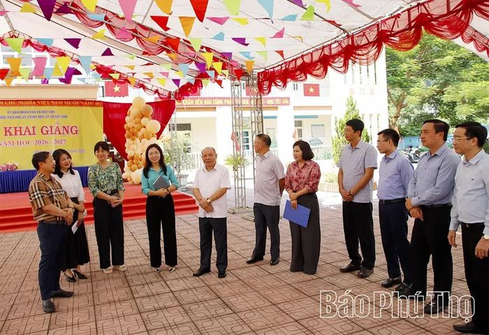 Đoàn công tác nghe đại diện Ban Giám hiệu Trường TH&THCS Nật Sơn báo cáo công tác chuẩn bị lễ khai giảng năm học 2026 - 2027.