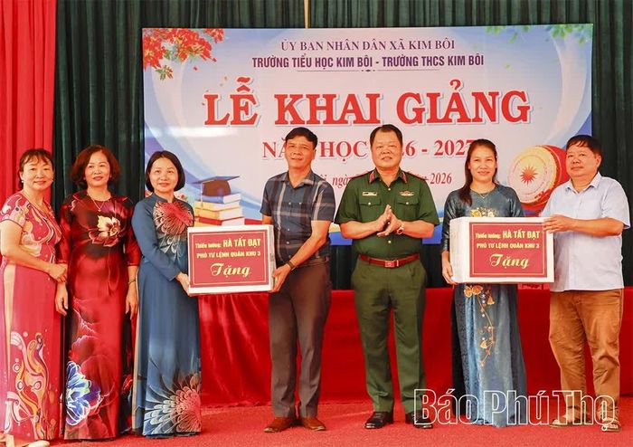 Thiếu tướng Hà Tất Đạt - Phó Tư lệnh Bộ Tư lệnh Quân khu 3 trao tặng 5 bộ máy tính xách tay cho Trường Tiểu học Kim Bôi, xã Kim Bôi.