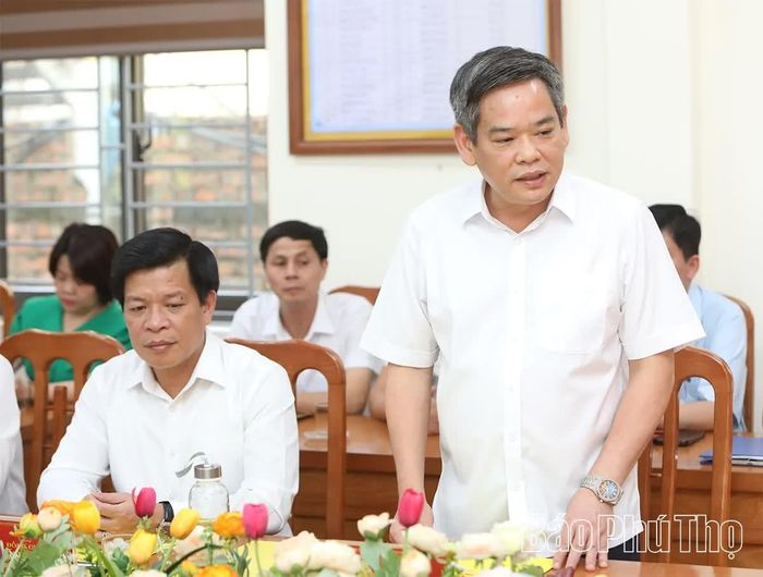 Lãnh đạo Đảng ủy xã Lâm Thao báo cáo kết quả công tác sắp xếp các cơ sở giáo dục trên địa bàn.