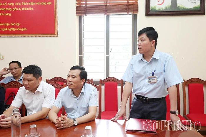 Lãnh đạo Trường THPT Long Châu Sa báo cáo công tác chuẩn bị năm học mới.