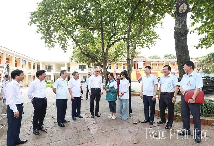 Bí thư Tỉnh ủy Phạm Đại Dương và đoàn công tác động viên học sinh Trường THPT Long Châu Sa trước thềm năm học mới.