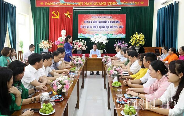Đoàn công tác làm việc với Trường Tiểu học Hòa Bình.