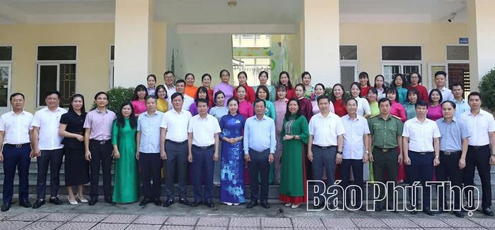 Đồng chí Phó Bí thư Thường trực Tỉnh ủy Bùi Văn Quang và đoàn công tác chụp ảnh lưu niệm cùng các thầy, cô giáo Trường Tiểu học Hòa Bình.