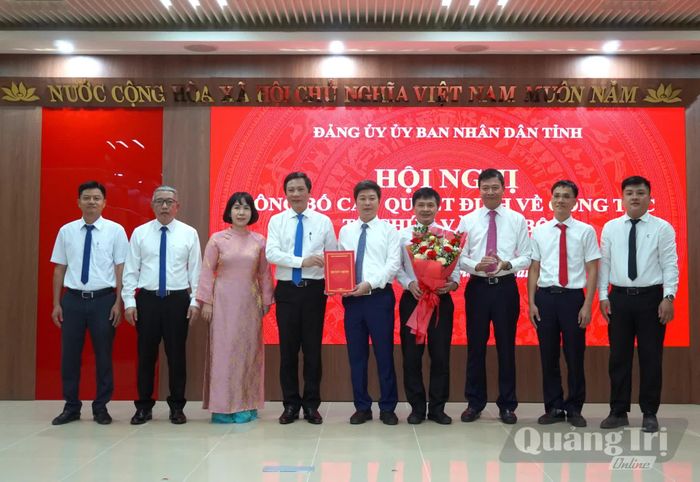 Đồng chí Hoàng Nam, Phó Chủ tịch Thường trực UBND tỉnh trao quyết định thành lập Đảng bộ Ban Quản lý dự án đầu tư xây dựng công trình giao thông - Ảnh: T.Đ