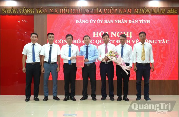 Đồng chí Hoàng Nam, Phó Chủ tịch Thường trực UBND tỉnh trao quyết định thành lập Đảng bộ Ban Quản lý dự án đầu tư xây dựng công trình dân dụng, công nghiệp và hạ tầng kỹ thuật - Ảnh: T.Đ