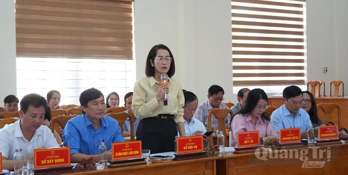 Đại diện lãnh đạo Sở Nội vụ tiếp thu và trả lời các kiến nghị, đề xuất - Ảnh: C.H