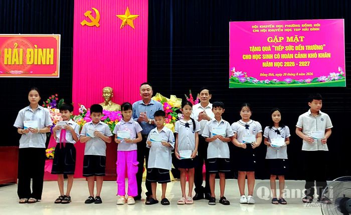 Các em học sinh có hoàn cảnh khó khăn tại tổ dân phố Hải Đình được “Tiếp sức đến trường” - Ảnh: P.V
