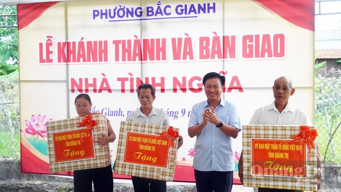 Đồng chí Đào Mạnh Hùng, Phó Chủ tịch Thường trực Ủy ban MTTQ Việt Nam tỉnh tặng quà cho các hộ gia đình - Ảnh: N.M