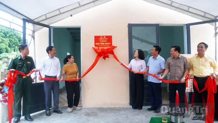 Đồng chí Đào Mạnh Hùng, Phó Chủ tịch Thường trực Ủy ban MTTQ Việt Nam tỉnh và lãnh đạo phường Bắc Gianh cùng đại diện gia đình khánh thành nhà tình nghĩa - Ảnh: N.M