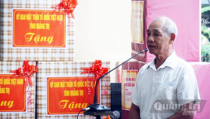 Đại diện hộ dân được tặng nhà tình nghĩa cảm ơn Ủy ban MTTQ Việt Nam tỉnh và phường Bắc Gianh - Ảnh: N.M
