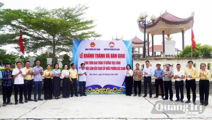 Đồng chí Đào Mạnh Hùng, Phó Chủ tịch Thường trực Ủy ban MTTQ Việt Nam tỉnh và lãnh đạo phường Bắc Gianh khánh thành công trình giao thông - Ảnh: N.M