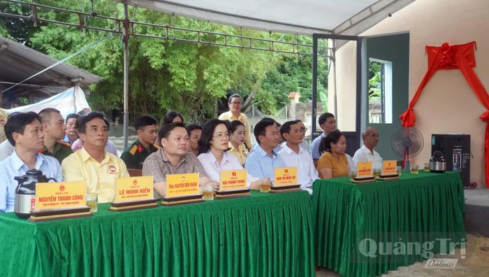 Các đại biểu tham dự lễ khánh thành nhà tình nghĩa - Ảnh: N.M