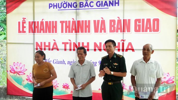 Đại diện lãnh đạo Đồn Biên phòng cửa khẩu cảng Gianh tặng quà cho các hộ gia đình - Ảnh: N.M