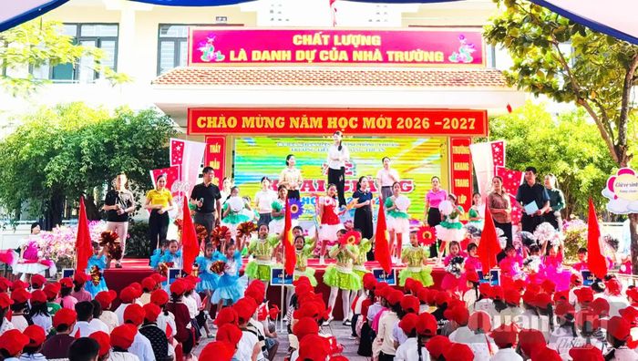 Trường tiểu học Đồng Thuận chào năm học mới - Ảnh: N.M