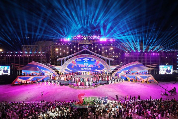 Chương trình Đêm hội quốc tế thổ cẩm năm 2026 thu hút hàng ngàn khán giả.