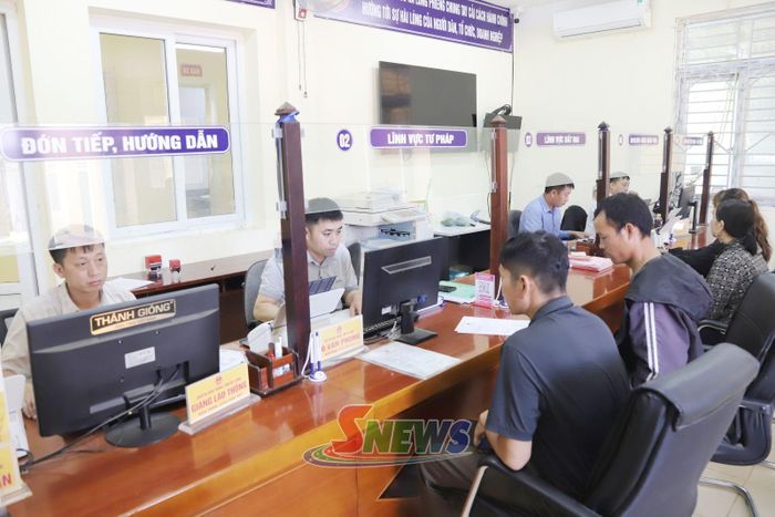 Trung tâm Phục vụ hành chính công xã Lóng Phiêng giải quyết thủ tục hành chính cho nhân dân.