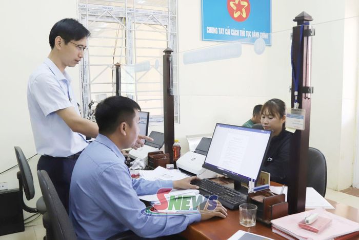 Trung tâm Phục vụ hành chính công xã Lóng Phiêng giải quyết thủ tục hành chính cho nhân dân.