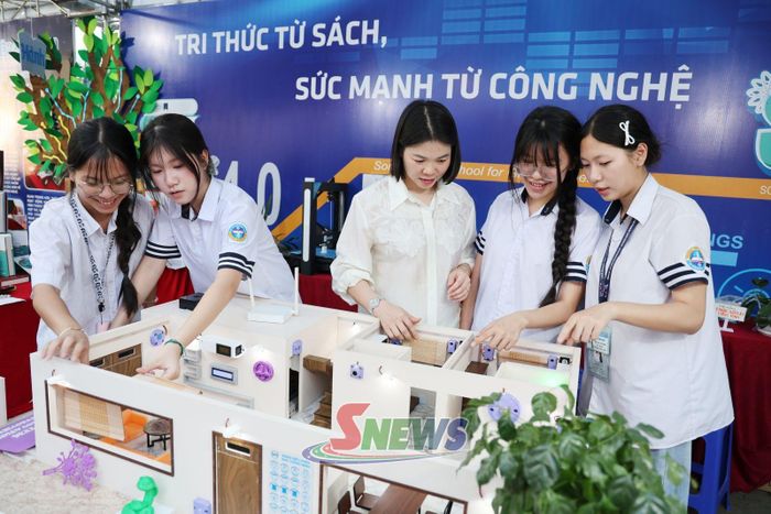 Giáo viên và học sinh Trường THPT Chuyên Sơn La tham gia hoạt động nghiên cứu khoa học, kỹ thuật.
