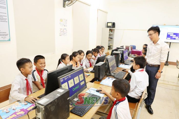 Học sinh trên địa bàn xã Phiêng Cằm sử dụng máy tính trong học tập.