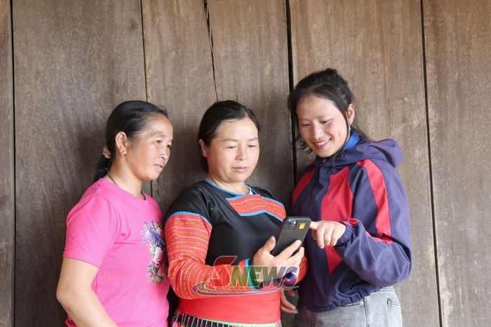 Đoàn viên thanh niên xã Tà Xùa hướng dẫn đảng viên bản Tà Xùa cài đặt ứng dụng STĐVĐT trên điện thoại thông minh.