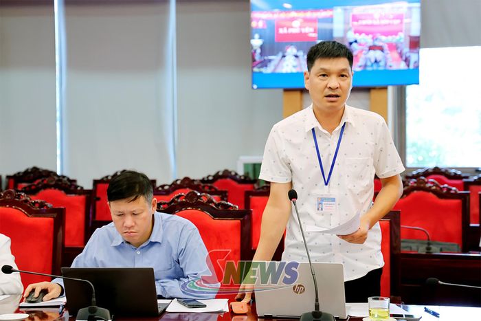 Lãnh đạo Sở Xây dựng phát biểu tại cuộc họp.