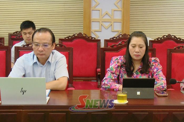 Các đại biểu dự cuộc họp.