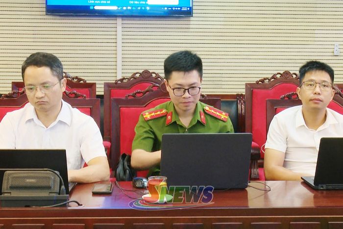 Các đại biểu dự cuộc họp.