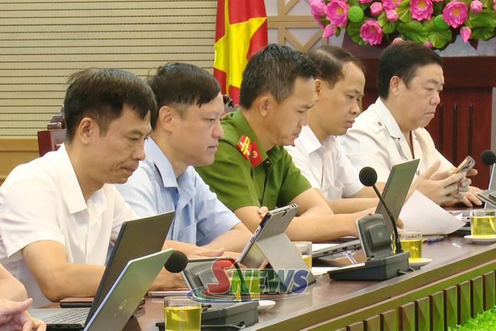 Các đại biểu dự cuộc họp.