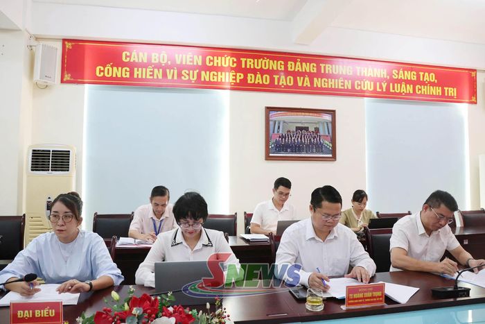 Các đại biểu tham dự Tọa đàm khoa học.