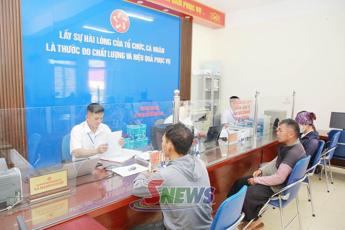 Trung tâm Phục vụ hành chính công xã Tân Yên hướng dẫn nhân dân giải quyết thủ tục hành chính