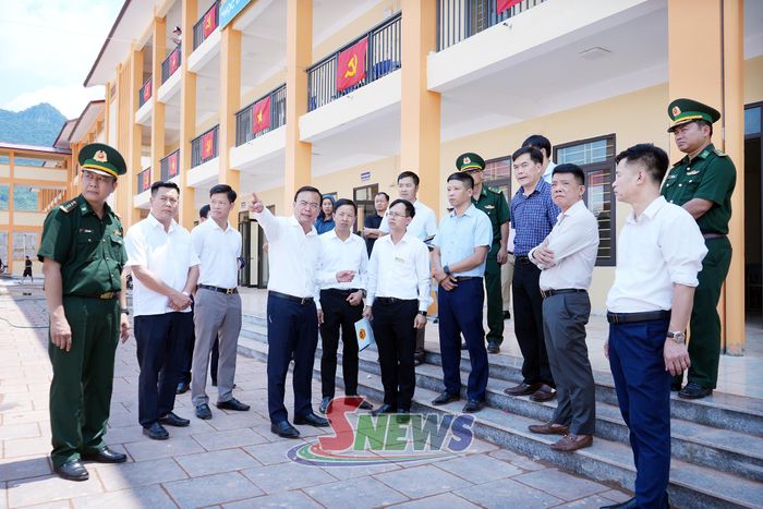 Đồng chí Hà Trung Chiến, Ủy viên Ban Thường vụ Tỉnh ủy, Phó Chủ tịch Thường trực UBND tỉnh, kiểm tra công tác chuẩn bị cho Lễ khai giảng