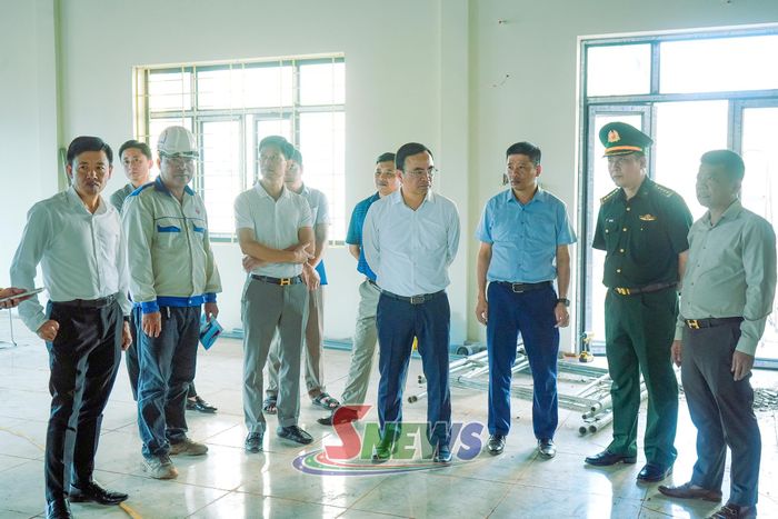 Đồng chí Hà Trung Chiến kiểm tra khu vực nhà ăn của trường
