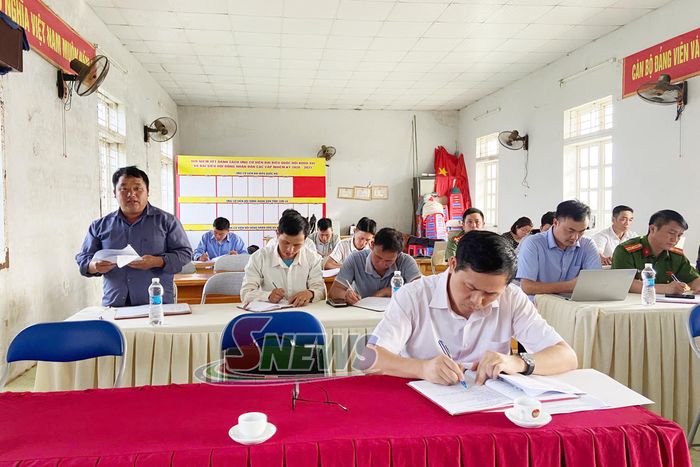 Đảng viên đóng góp ý kiến tại buổi sinh hoạt.