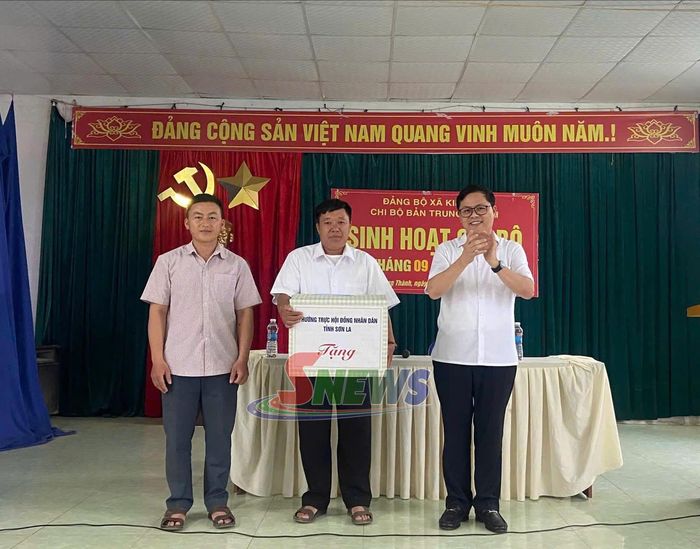 Đồng chí Phó Chủ tịch HĐND tỉnh trao quà của Thường trực HĐND tỉnh cho Chi bộ bản Trung Thành.