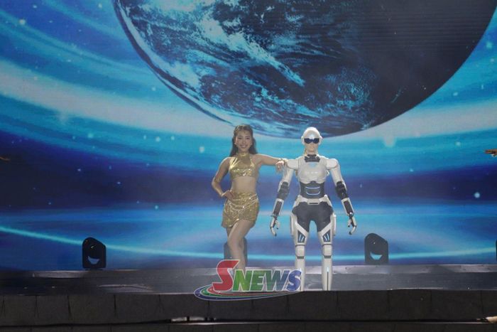 Robot đồng hành cùng cuộc thi