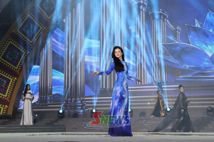 Phần thi trình diễn trang phục áo dài của thí sinh.
