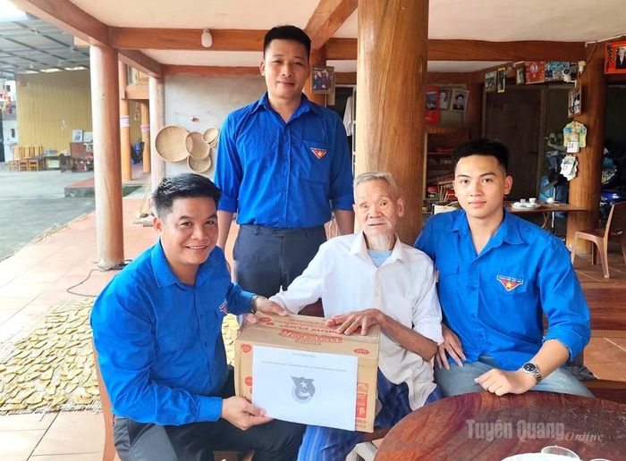 Đoàn xã Tân Trào thăm, tặng quà gia đình chính sách trên địa bàn.