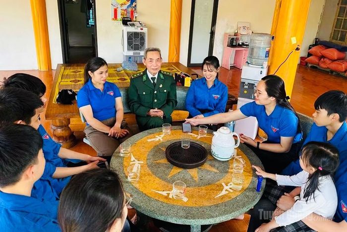 Đoàn xã Tân An gặp gỡ các nhân chứng lịch sử, ghi hình cho Đề án Câu chuyện thời hoa lửa.
