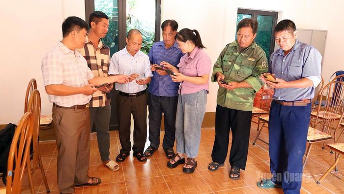 Bí thư Chi bộ thôn Thống Nhất, xã Lùng Tám Vùi Thị Duyên hướng dẫn người dân cài đặt các ứng dụng số thiết yếu phục vụ đời sống.