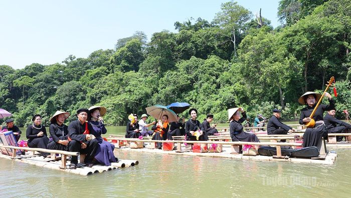 Tái hiện nghi lễ rước dâu trên hồ Nà Nưa trong đám cưới truyền thống của dân tộc Tày ở Tân Trào.