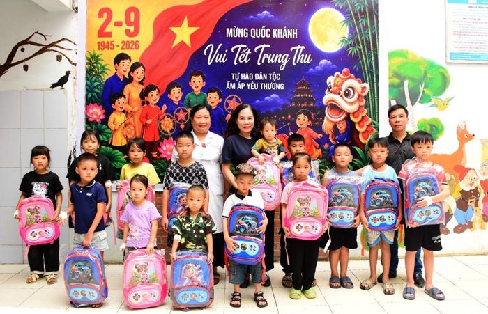Lãnh đạo Báo và phát thanh, truyền hình Tuyên Quang và lãnh đạo Khoa Nhi Bệnh viện Đa khoa tỉnh trao các suất quà cho các bệnh nhân.