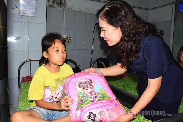 Đồng chí Ngô Thị Thu Hà, Phó Giám đốc Báo và phát thanh, truyền hình Tuyên Quang tặng quà cho bệnh nhân Thalassemia đang điều trị tại Bệnh viện Đa khoa tỉnh.