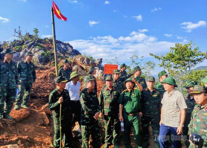 Đoàn công tác nghe cựu chiến binh kể về những trận chiến ác liệt trên điểm cao 685.