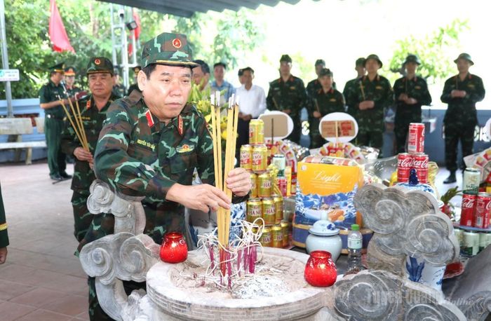 Thượng tướng Nguyễn Văn Gấu dâng hương tại Đền thờ các Anh hùng liệt sĩ mặt trận Vị Xuyên, tại điểm cao 468, xã Thanh Thủy.