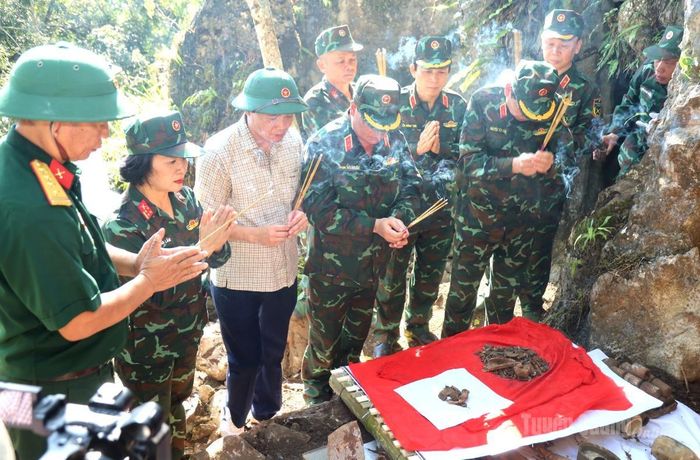 Các đồng chí lãnh đạo Bộ Quốc phòng, Quân khu 2 và tỉnh Tuyên Quang thắp hương tri ân trước hài cốt liệt sĩ tìm được tại điểm cao 685.