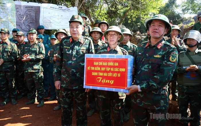 Thượng tướng Nguyễn Văn Gấu tặng quà động viên cán bộ, chiến sĩ Đội rà phá bom mìn trên điểm cao 685.