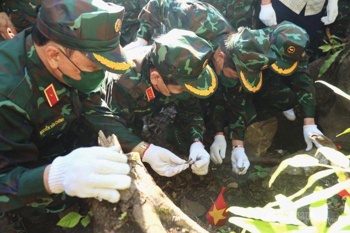 Thượng tướng Nguyễn Văn Gấu trực tiếp thực hiện tìm kiếm hài cốt liệt sĩ tại điểm cao 685.