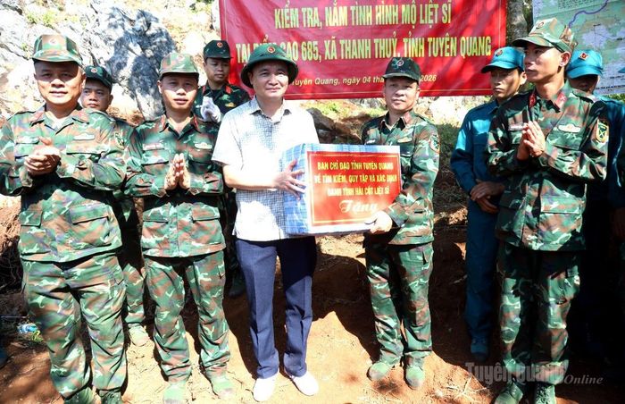 Phó Chủ tịch UBND tỉnh Đỗ Anh Tuấn tặng quà động viên cán bộ, chiến sĩ Đội tìm kiếm, quy tập hài cốt liệt sĩ.