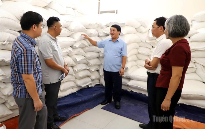 Bí thư Tỉnh ủy Hầu A Lềnh kiểm tra kho chứa lương thực của Trường Phổ thông nội trú liên cấp Tiểu học và Trung học cơ sở Minh Tân.